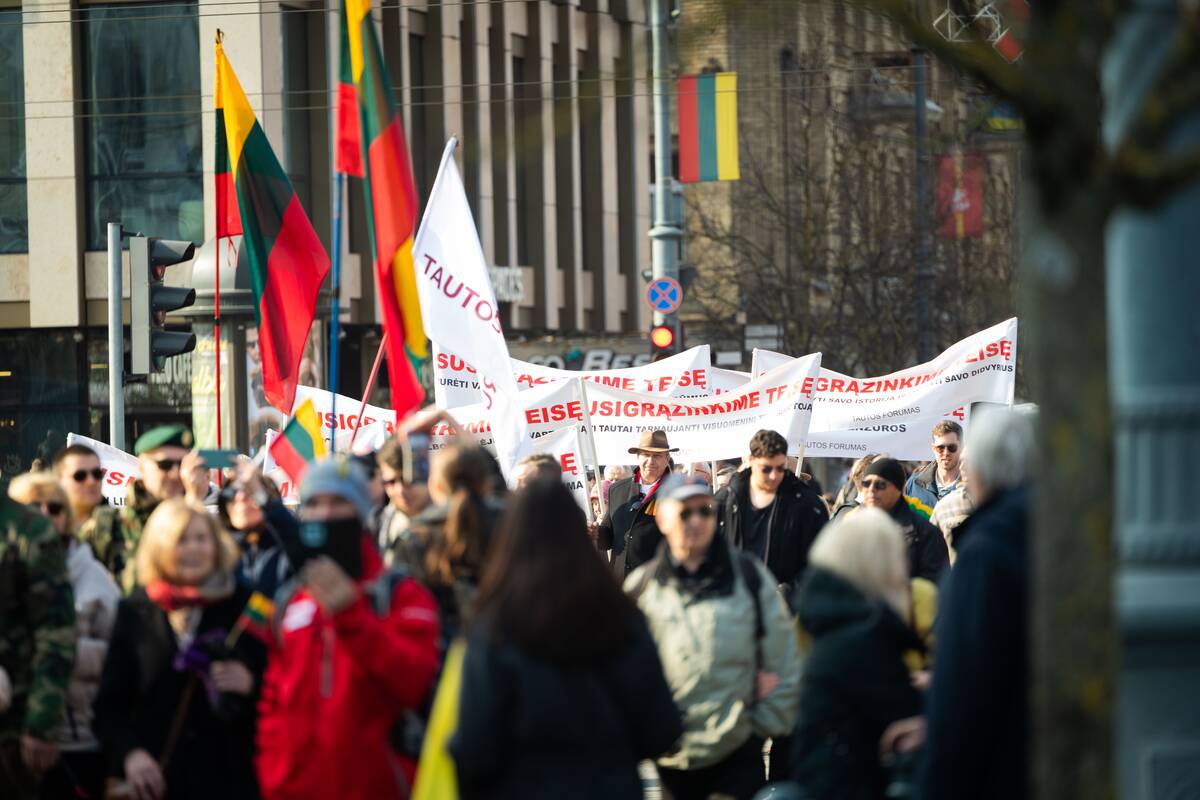 „Nepriklausomybės atkūrimo kelio“ eisena su Lietuvos ir Ukrainos vėliavų juostomis