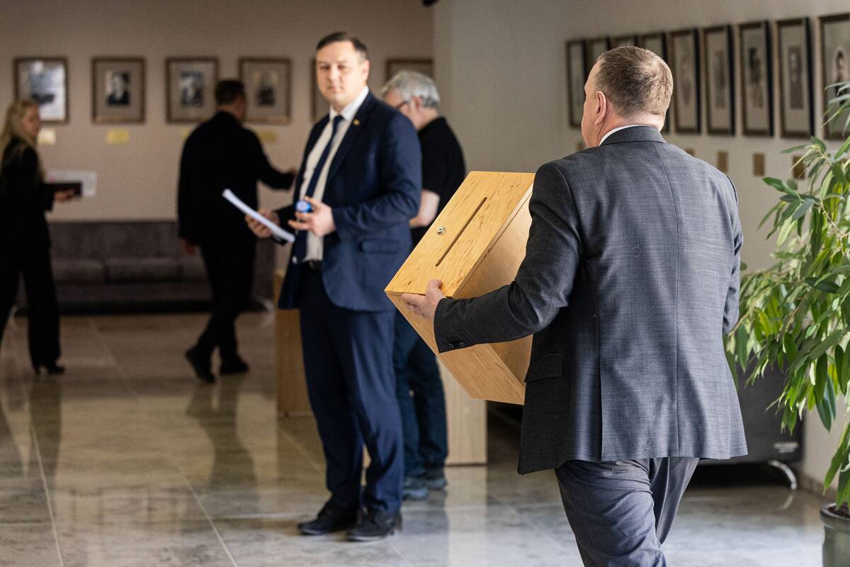 Balsavimas dėl nepasitikėjimo Seimo pirmininku Juozu Oleku