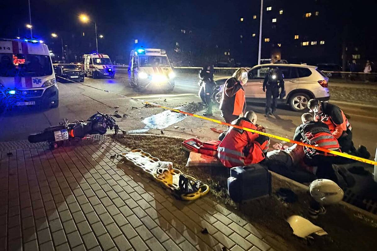 
<span>Šiauliuose policijos pareigūno vairuojamas BMW kelyje partrenkė motociklininką</span>
