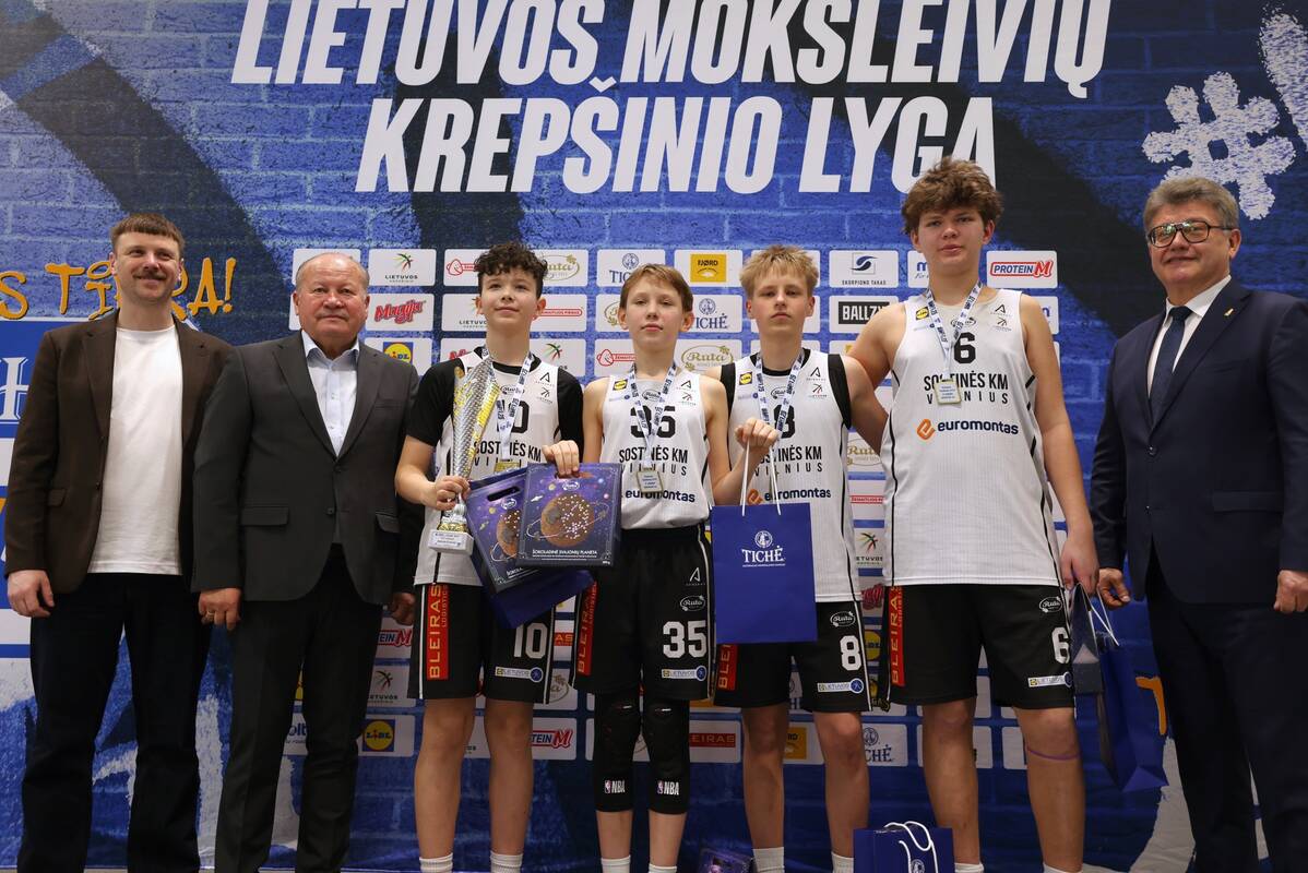 Apdovanojimai: pasveikinti jaunųjų krepšininkų atvyko ir Kauno rajono meras V. Makūnas (antras iš dešinės); už nuolatinį dėmesį moksleivių krepšiniui jam buvo įteiktas LMKL specialusis prizas.