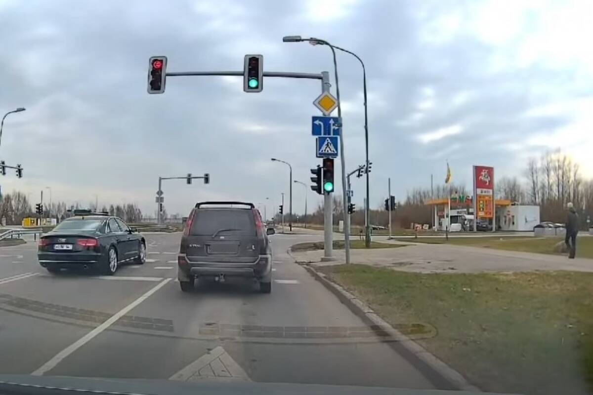 
<span>Išsiblaškęs vairuotojas? Nulėkė per raudoną ir ne ta eismo juosta</span>
