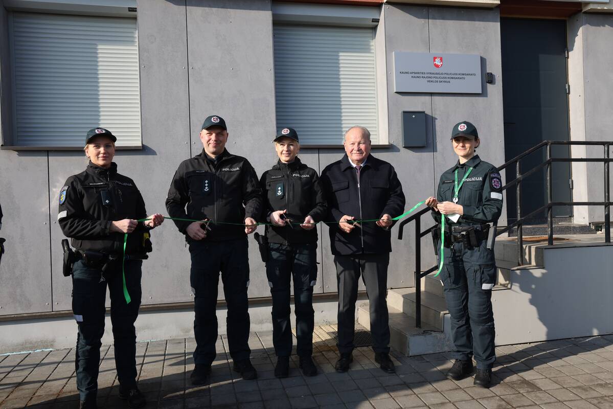 Ceremonija: perkirpus juostelę atidarytas renovuotas Karmėlavos policijos padalinys.