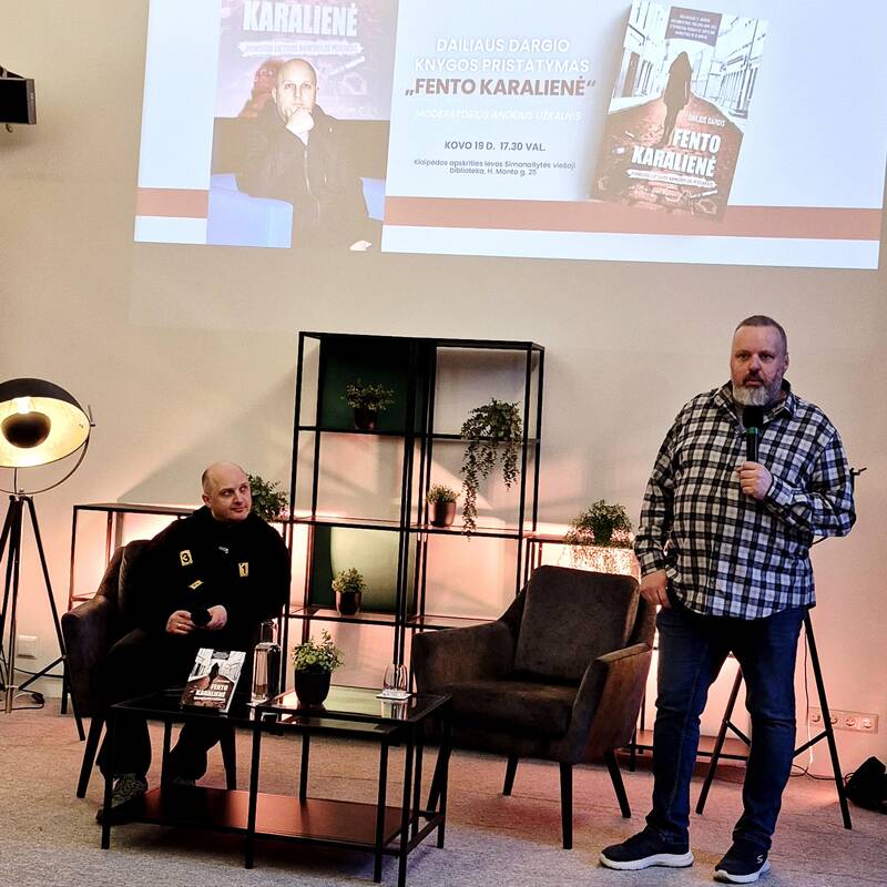 Eiga: kriminalinių bestselerių autorių D. Dargį (kairėje) kalbino publicistas A. Užkalnis.