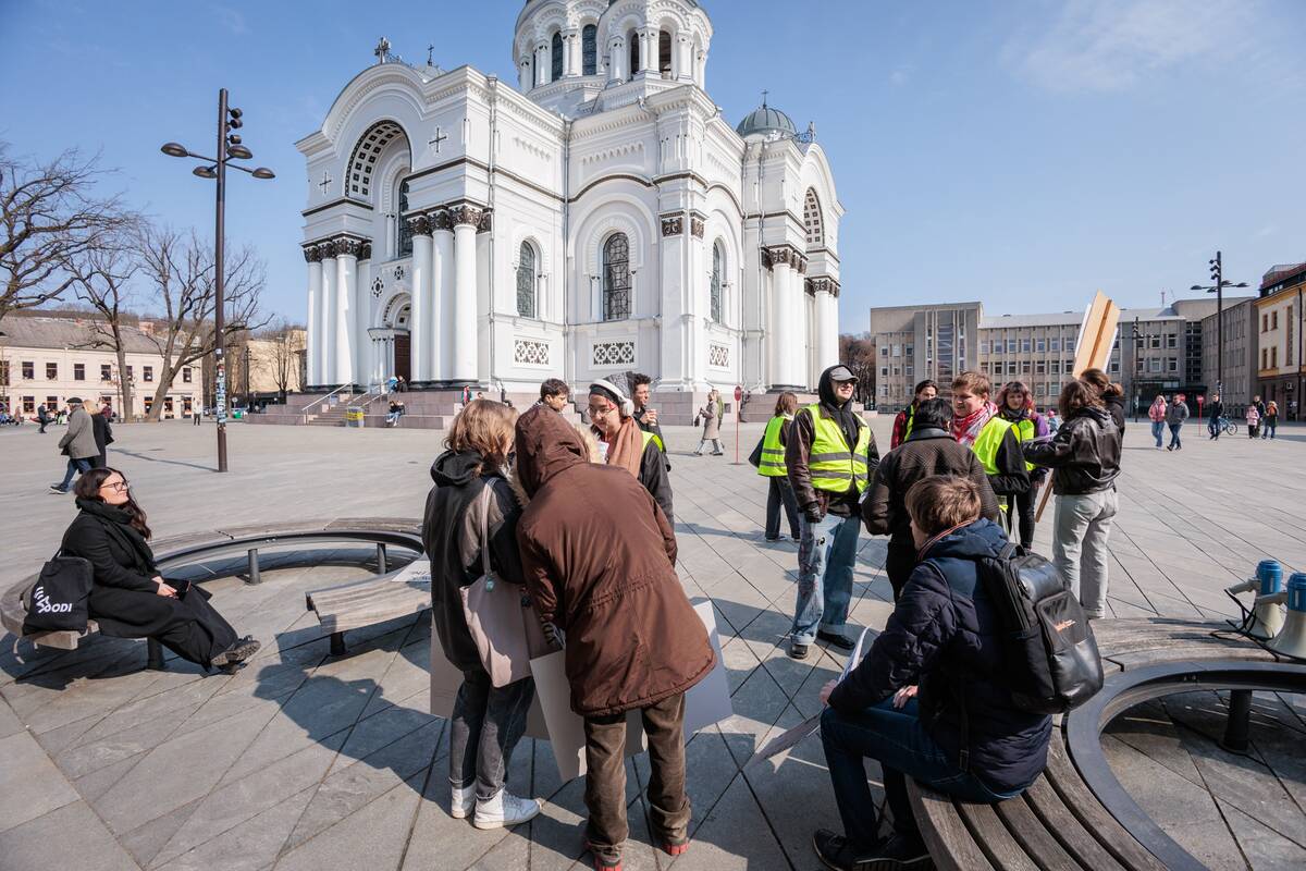 Kaune surengta protesto akcija „Karui – NE!“