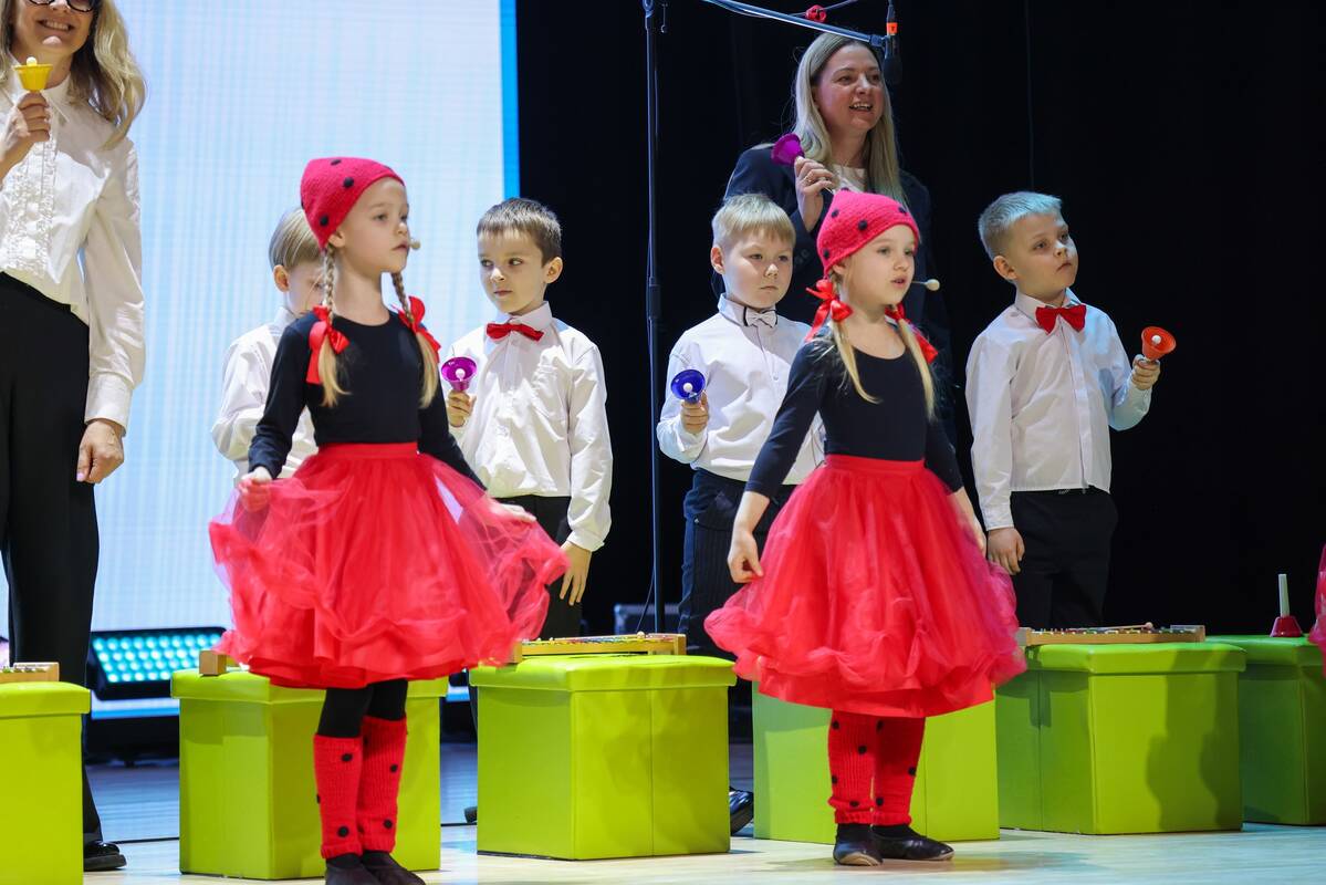 Pirmieji: festivalio pradžią pažymėjo Šilutės lopšelio-darželio „Žibutė“ vaikų kolektyvo „Boružiukai“ pasirodymas.