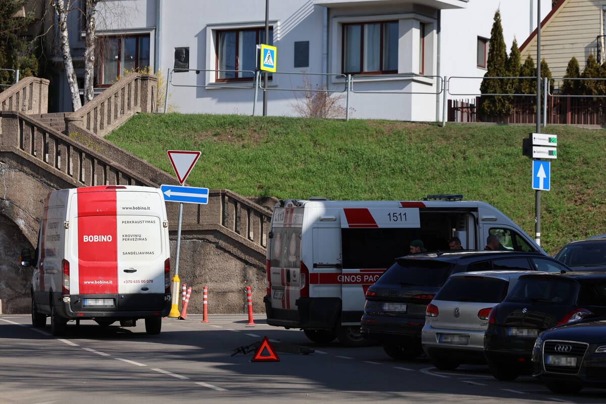 Kauno centre partrenktas paspirtukininkas