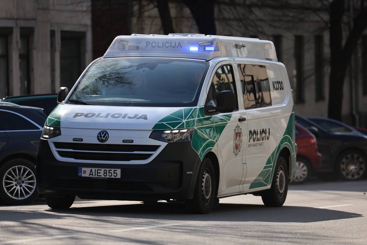 Kauno centre partrenktas paspirtukininkas