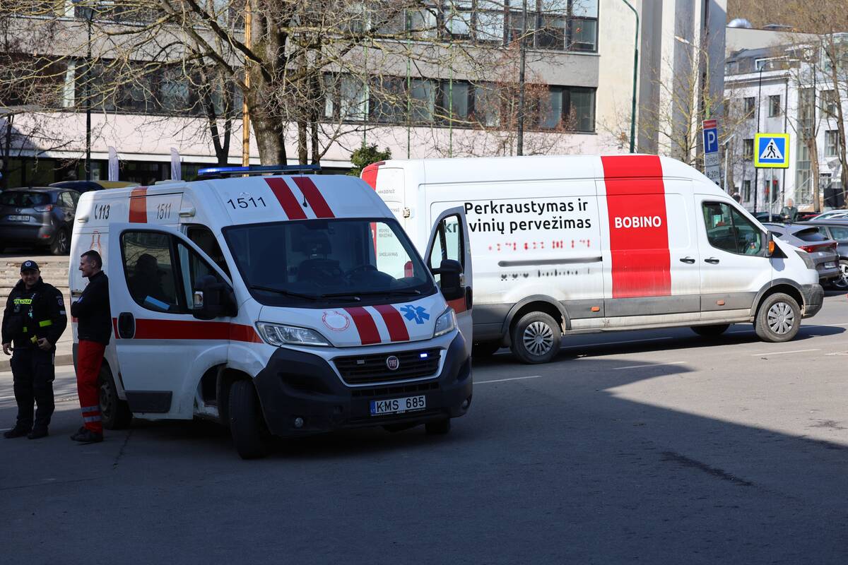 Kauno centre partrenktas paspirtukininkas