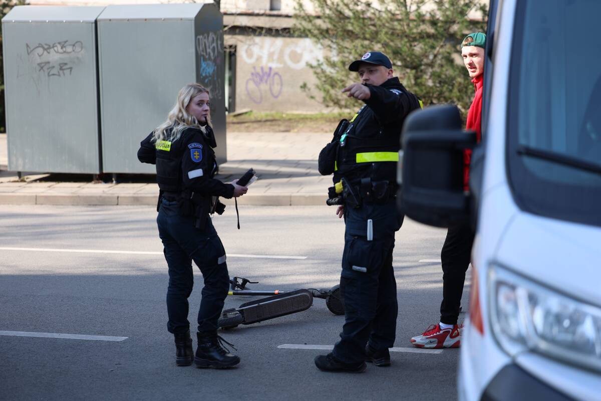 Kauno centre partrenktas paspirtukininkas