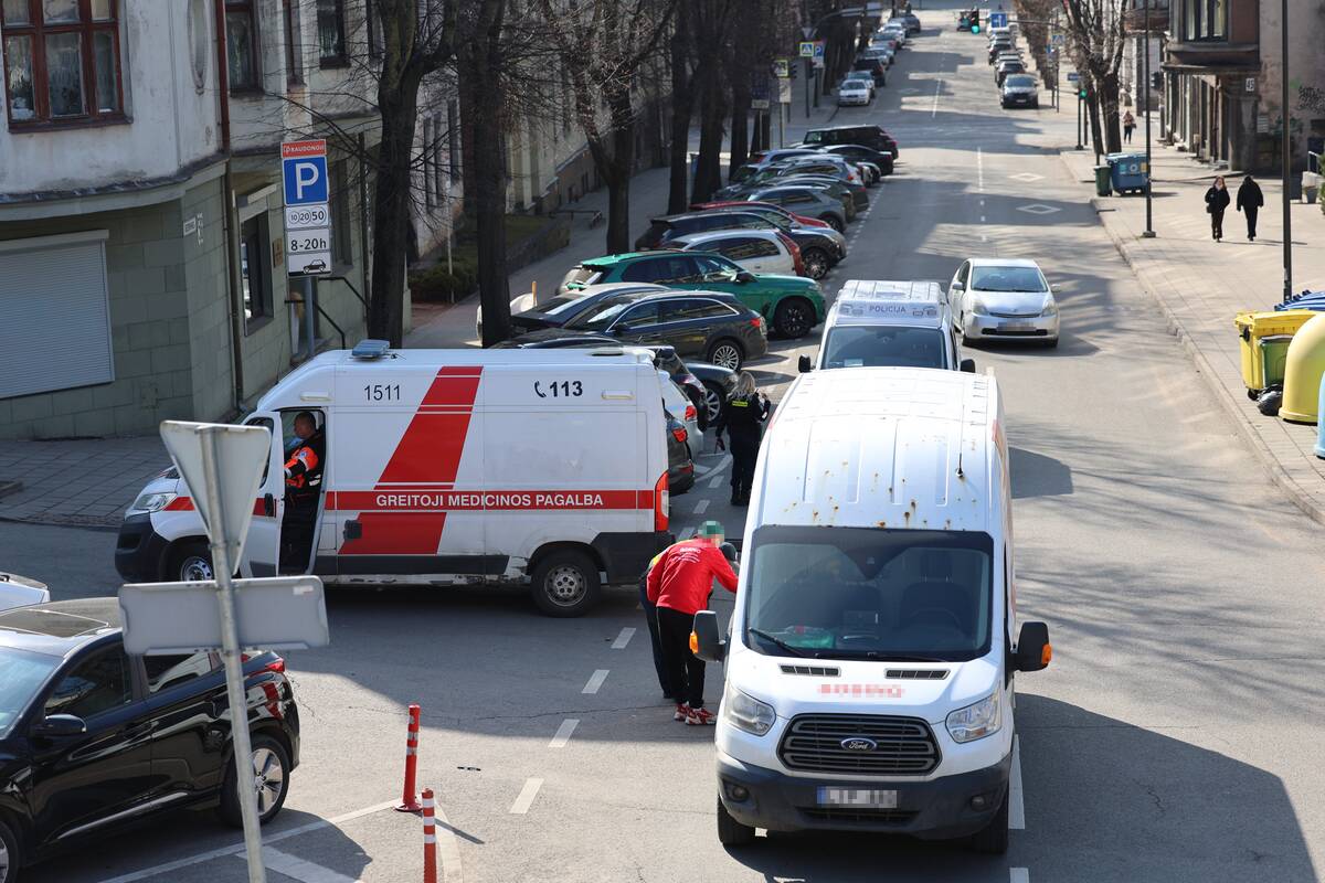 Kauno centre partrenktas paspirtukininkas