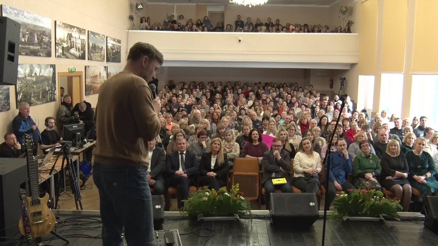 
<span>Drama dėl atleistos etikos mokytojos įsibėgėja</span>
