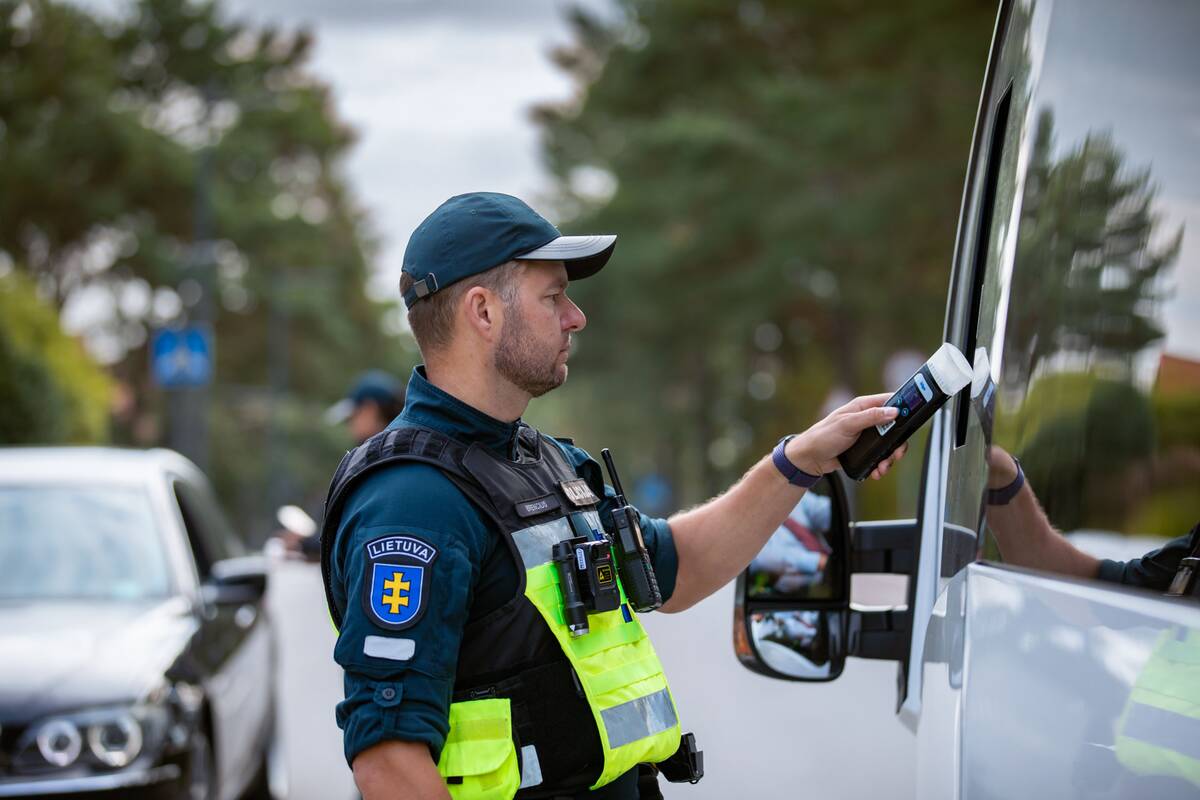 
<span>KET pažeidimai Klaipėdos krašte: neblaivus sunkvežimio vairuotojas naudojosi telefonu</span>
