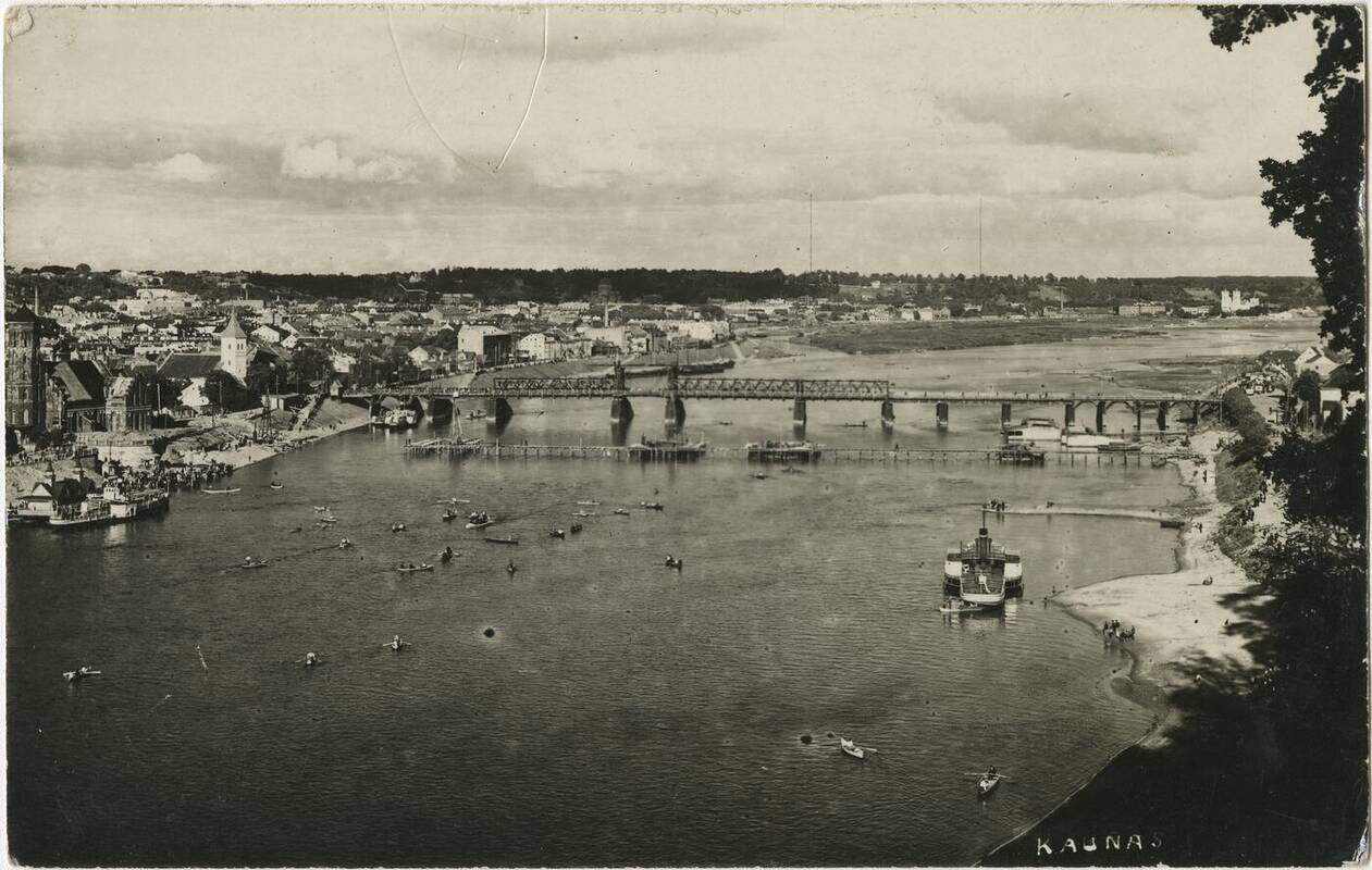 Atvirlaiškis „Kaunas“. Vaikų atvirukas Juozui Zikarui. 1930 m. Iš Nacionalinio M. K. Čiurlionio dailės muziejaus rinkinių. Nuoroda: https://www.limis.lt/valuables/e/805209/50000005672284.