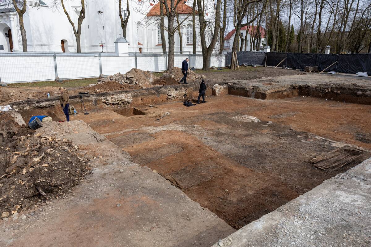 Prie Šiaulių katedros pradedami iškasti sovietų karių palaikai