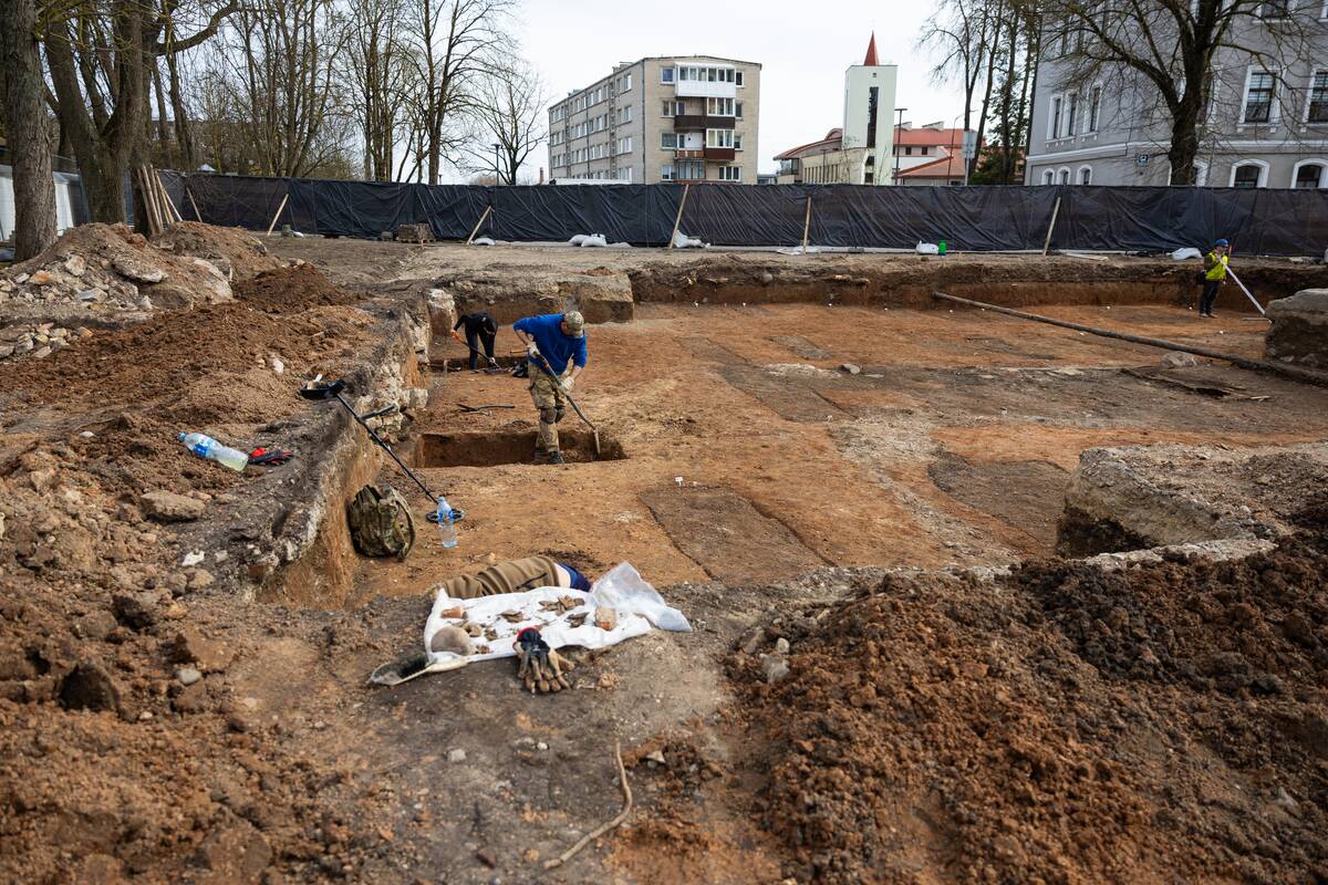 Prie Šiaulių katedros pradedami iškasti sovietų karių palaikai