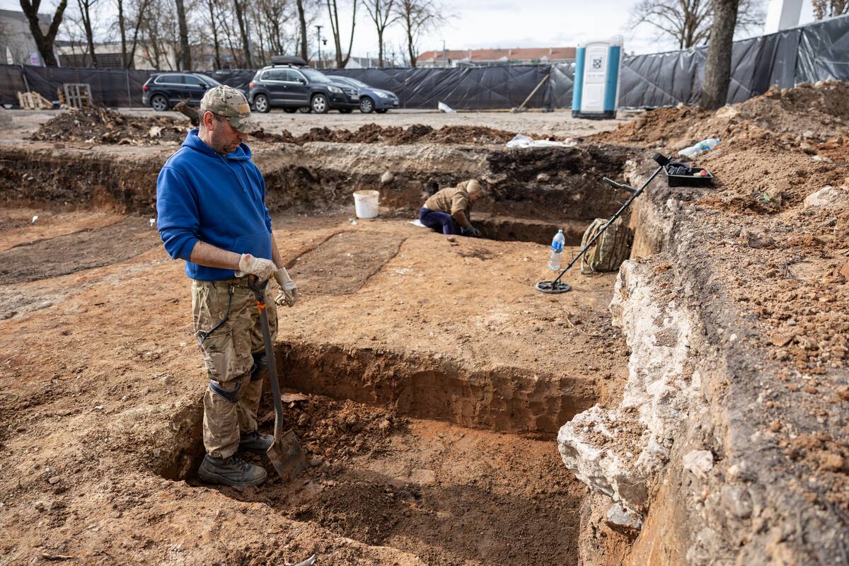 Prie Šiaulių katedros pradedami iškasti sovietų karių palaikai