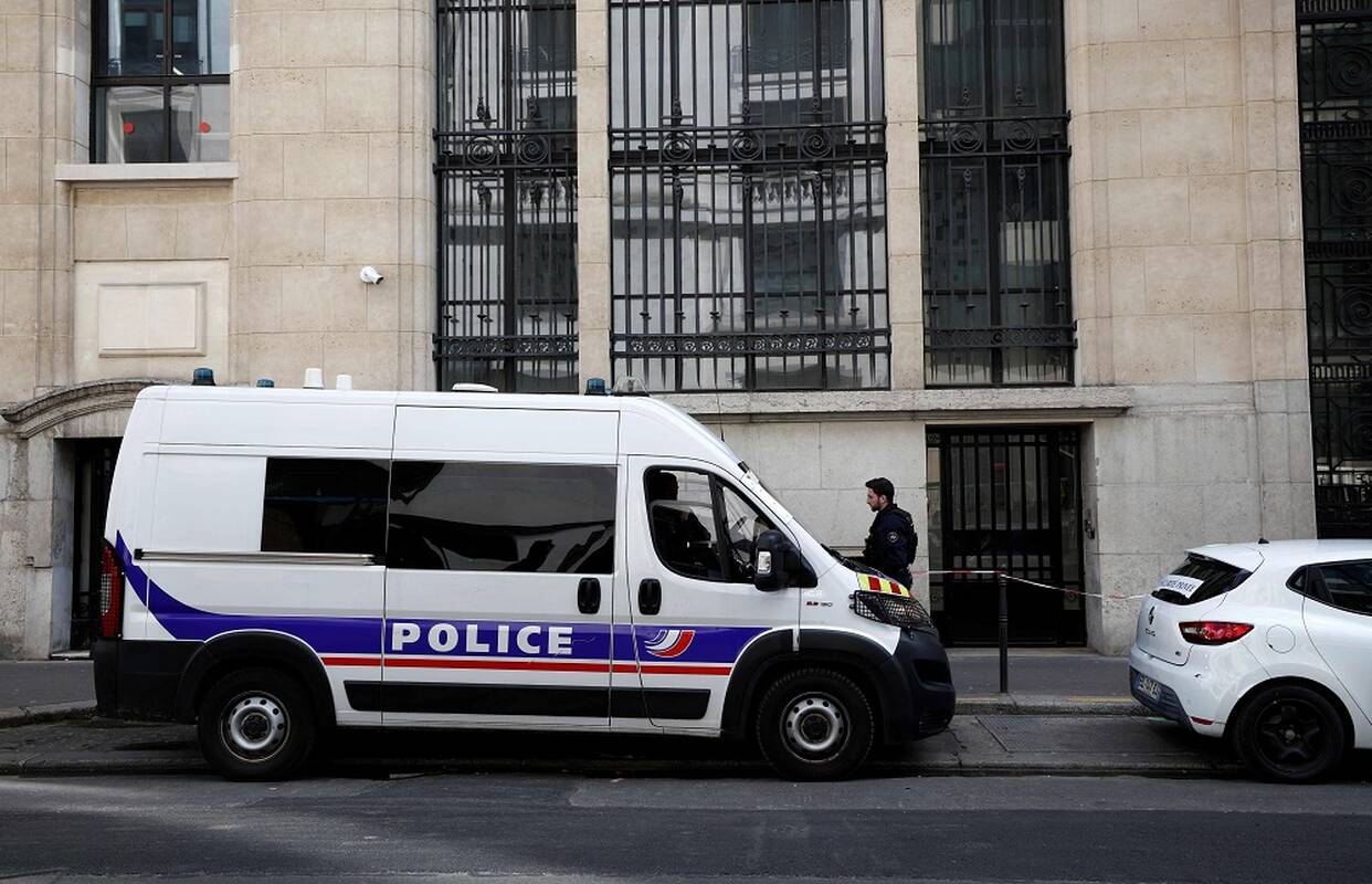 
<span>Pareigūnai sutrukdė susprogdinti bombą prie JAV banko Paryžiuje</span>
