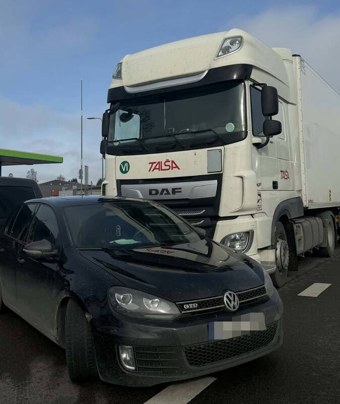 
<span>Avarija Kaune: vilkiko ir lengvojo automobilio vairuotojai nesutarė, kuris kaltas</span>

