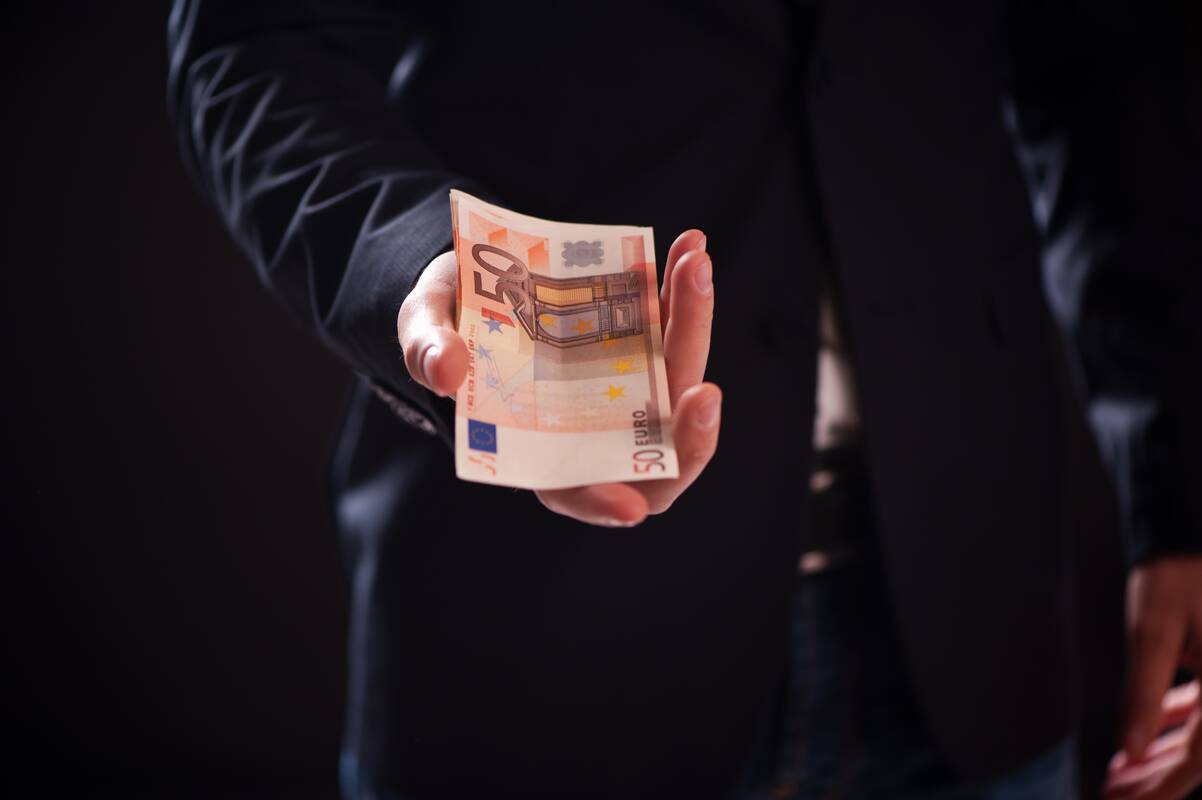 
<span>Byloje dėl prekybos poveikiu nuteistam vyrui skirta 20 tūkst. eurų bauda</span>
