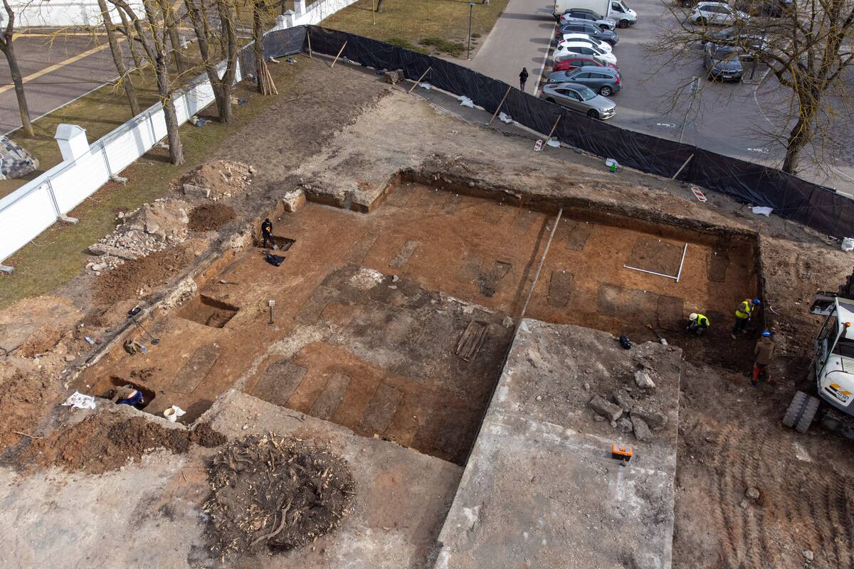 Prie Šiaulių katedros pradedami iškasti sovietų karių palaikai