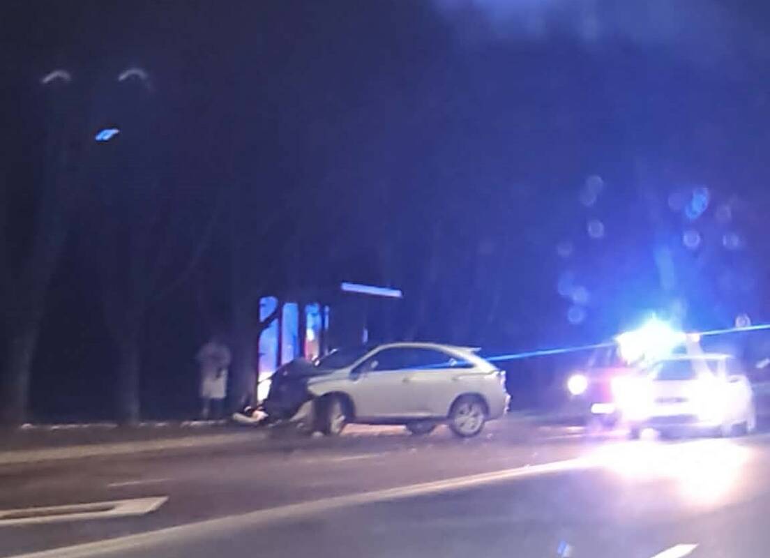 
<span>Breslaujos gatvėje automobilis „Lexus“ rėžėsi į viešojo transporto stotelę</span>
