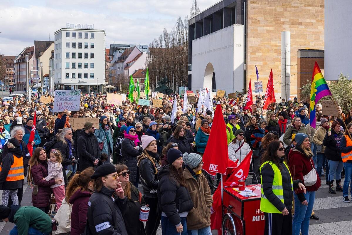 
<span>Vokietijoje tūkstančiai žmonių protestuoja prieš seksualizuotą išmanųjį vaizdo klastojimą</span>
