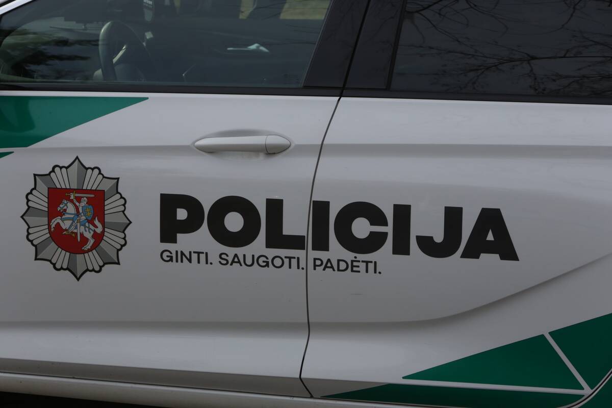 Tarnyba: policijos pareigūnams teko kalbinti labai girtą nužudytojo sūnų.
