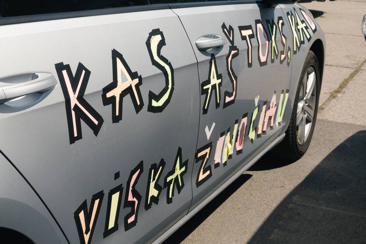 Grėsmės: moksleiviškos automobilių puošmenos kitiems vairuotojams neretai byloja apie grėsmę.