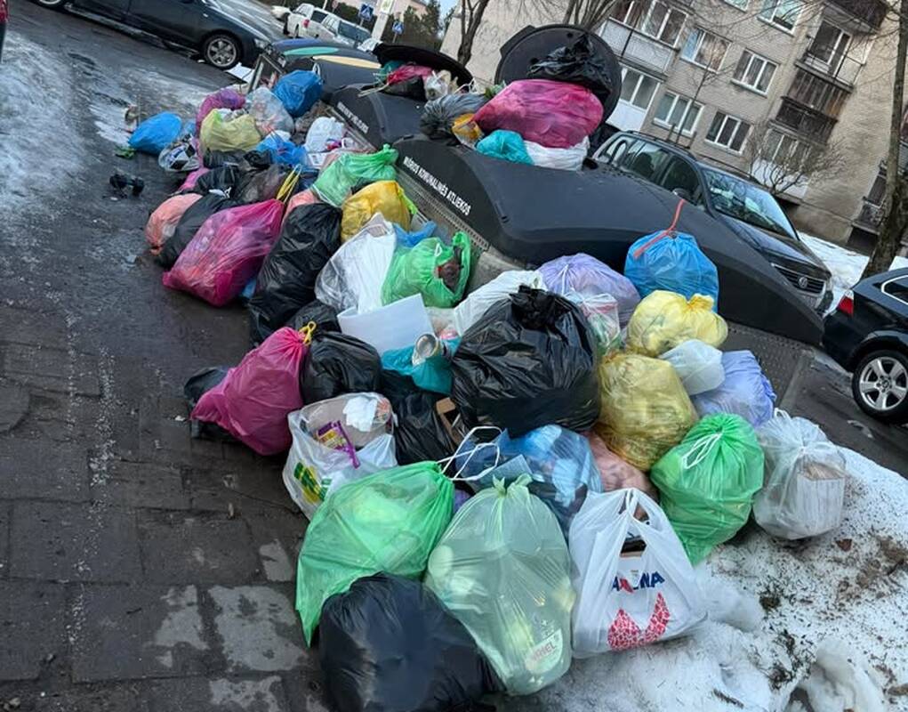 Netvarka: prie konteinerių stūksojo kalnas šiukšlių maišų – gyventojai ėmė skųstis netvarka.