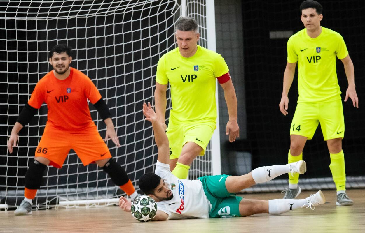 Varžovai: Mažeikių futbolininkai (geltonos spalvos apranga) šį sezoną kol kas nė karto neįveikė Kauno žalgiriečių.
