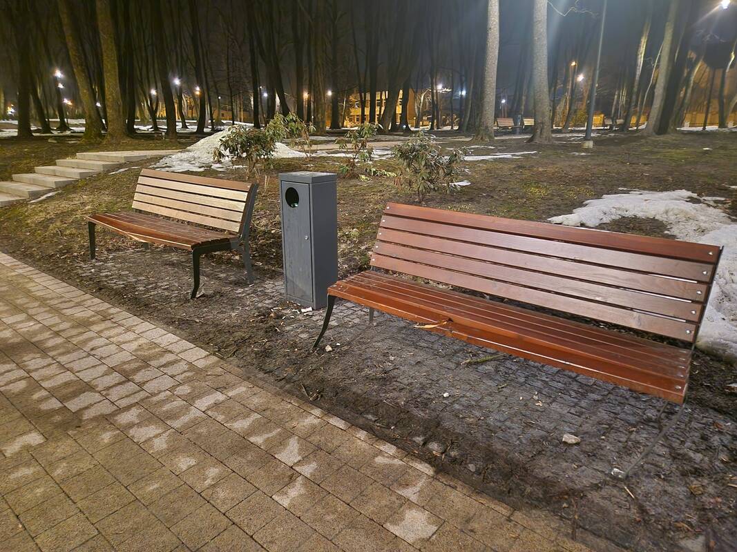 Vandalizmas: kas apgadino suoliukus, galėjo užfiksuoti čia esančios vaizdo kameros