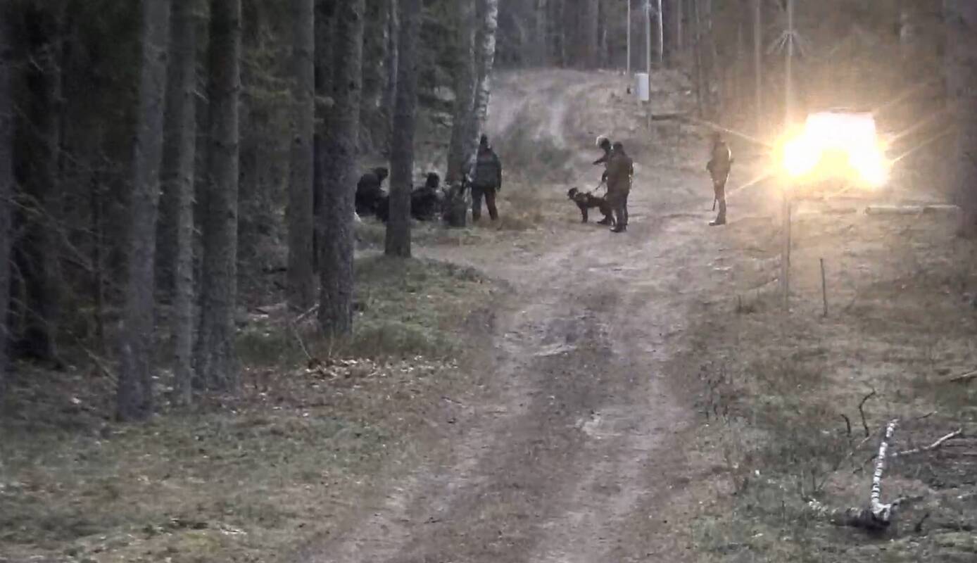 
<span>Naktį prie sienos su Lenkija ugniagesiai iš pelkės išgelbėjo du migrantus, kiti du dingo</span>
