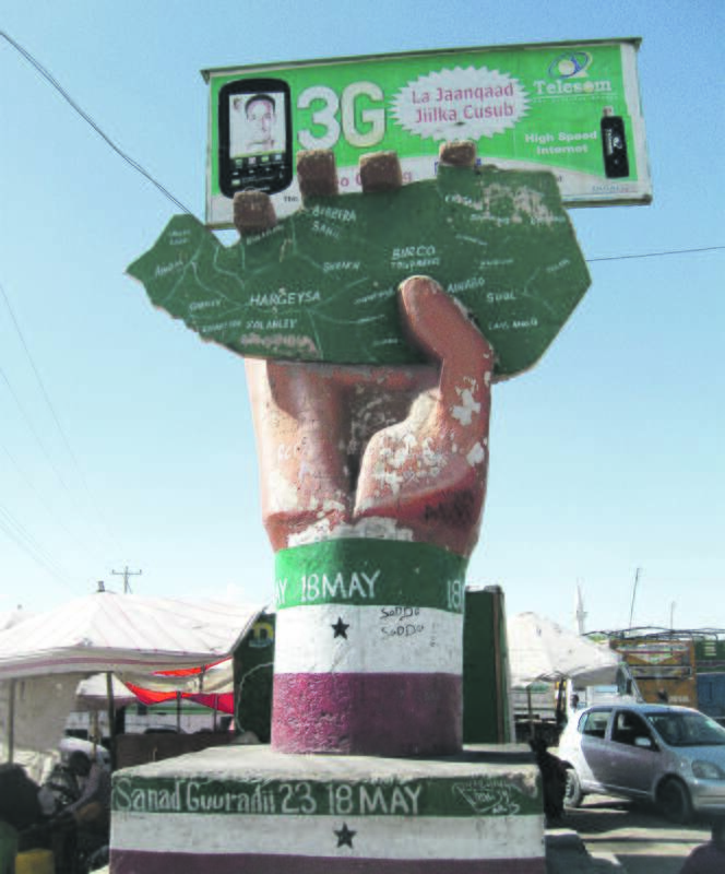 Akcentas: Nepriklausomybės monumentas Hargeisoje tarsi pabrėžia strategiškai svarbią Somalilando vietą pasaulio žemėlapyje.