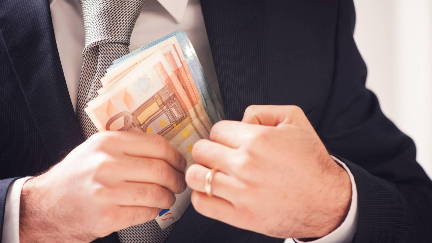 
<span>Prokurorai kreipėsi į teismus dėl Lazdijų, Marijampolės ir Prienų politikų „čekiukų“</span>
