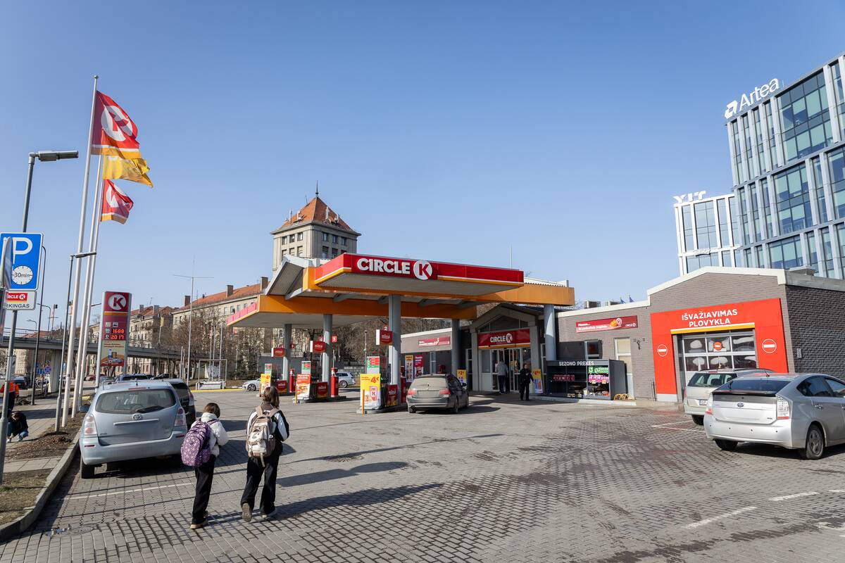 Kylančios kuro kainos