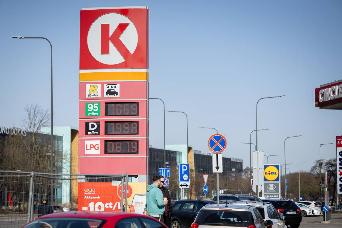 Kylančios kuro kainos
