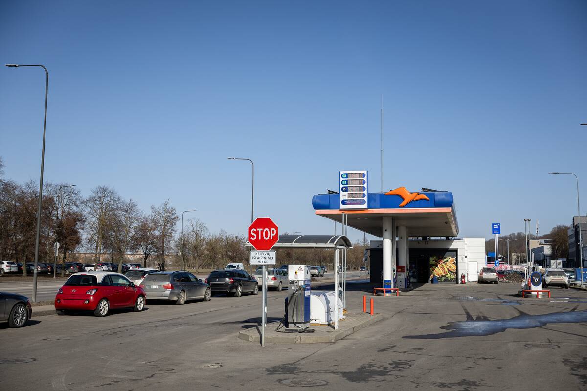 Kylančios kuro kainos