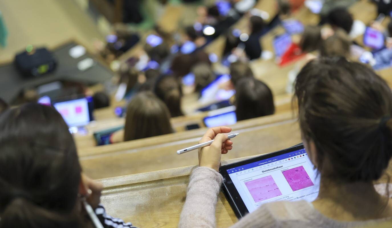
<span>Dėstytojas viešai pasiūlė studentei už jo tekėti ir buvo sumuštas</span>
