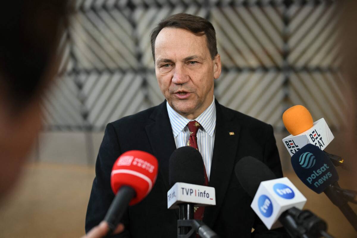 
<span>Sikorskis pasisiūlė tarpininkauti Vengrijos ginče su Ukraina</span>
