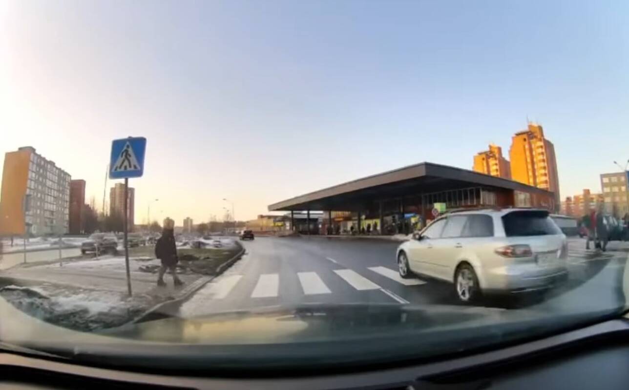 
<span>Pavojinga situacija pėsčiųjų perėjoje: nurūko net nestabtelėjęs</span>

