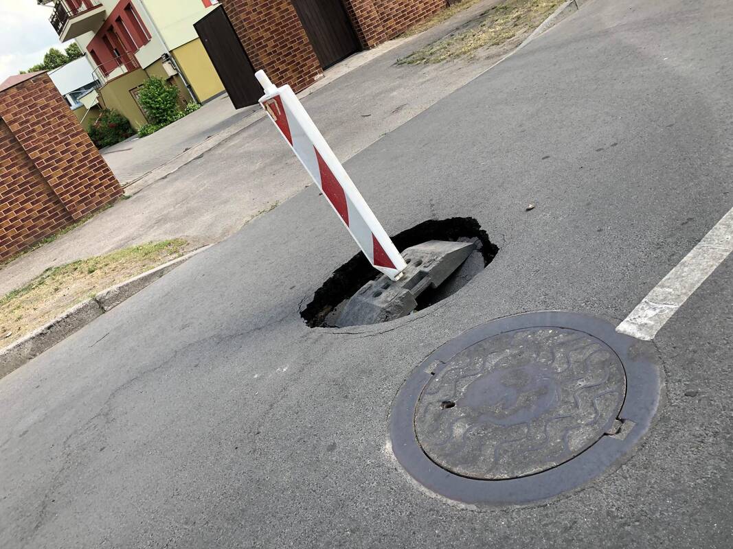 
<span>Ką daryti, jei įvažiavote į duobę? Advokato patarimai</span>
