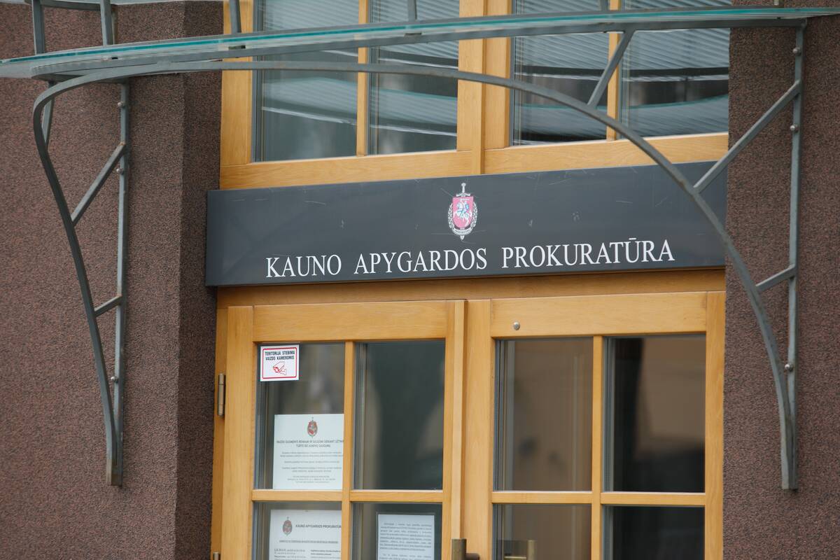 
<span>Tyrimas sustabdytas: nenustatyta, kas Kleboniškio miške užkasė ginklus ir šovinius</span>
