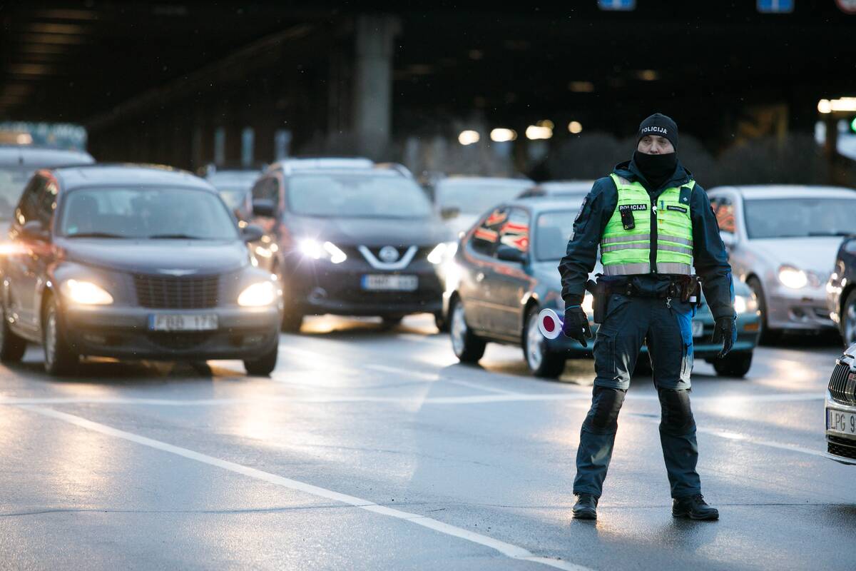 
<span>„Tiksinti bomba“: judriame prospekte girtas vairuotojas sukėlė masinę avariją</span>
