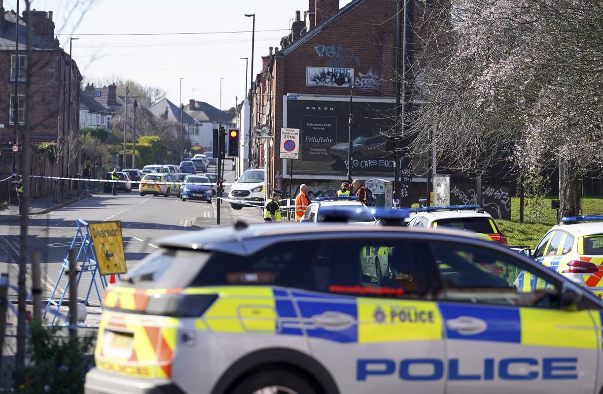 
<span>Pareigūnams prie Londono mero namų palikus ginklus, JK policija pradėjo tyrimą</span>
