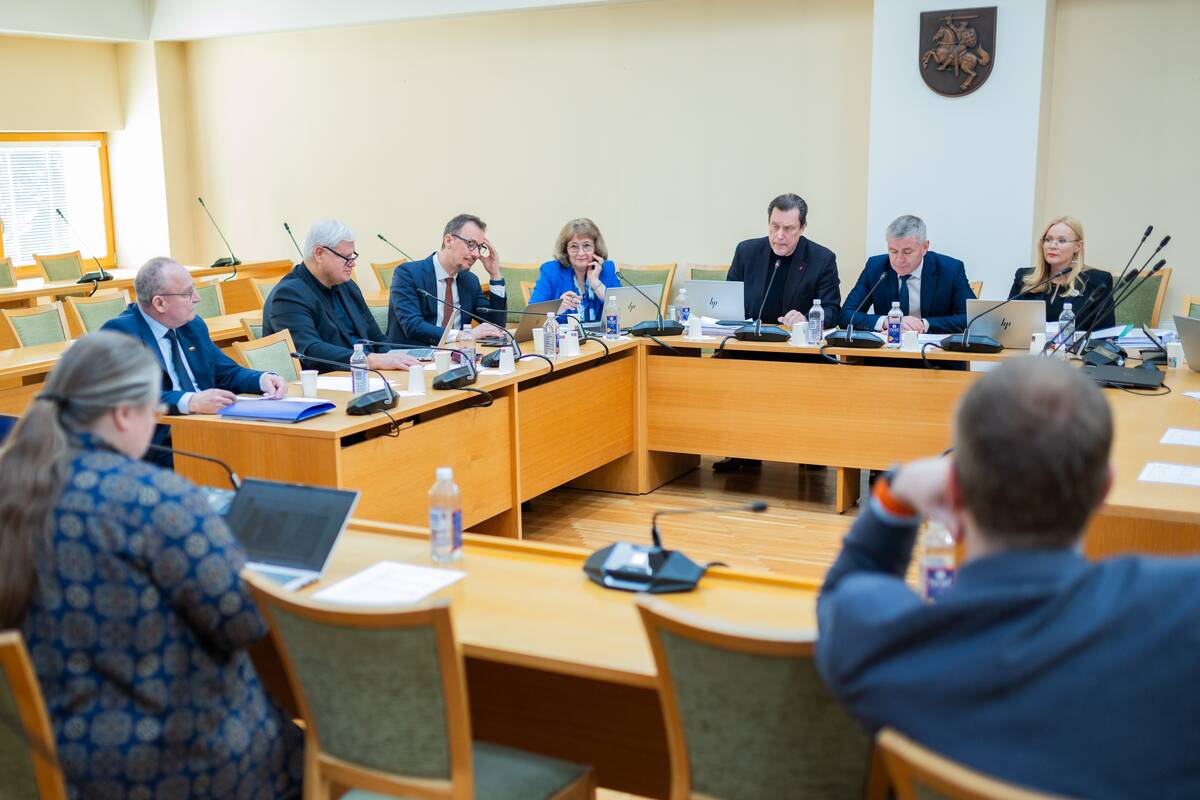 
<span>„Visiems reikia nuleisti garą“: Kultūros komitetas nutraukė posėdį dėl LRT įstatymo pataisų</span>
