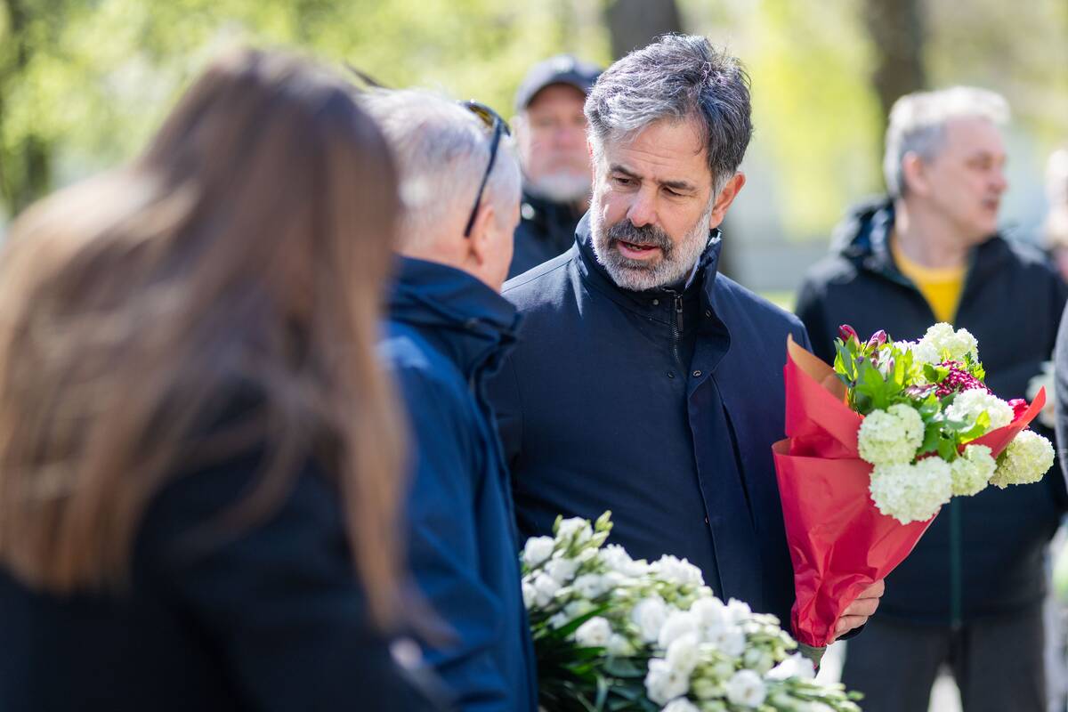 Gėlių padėjimo ceremonija prie Černobylio motinos paminklo