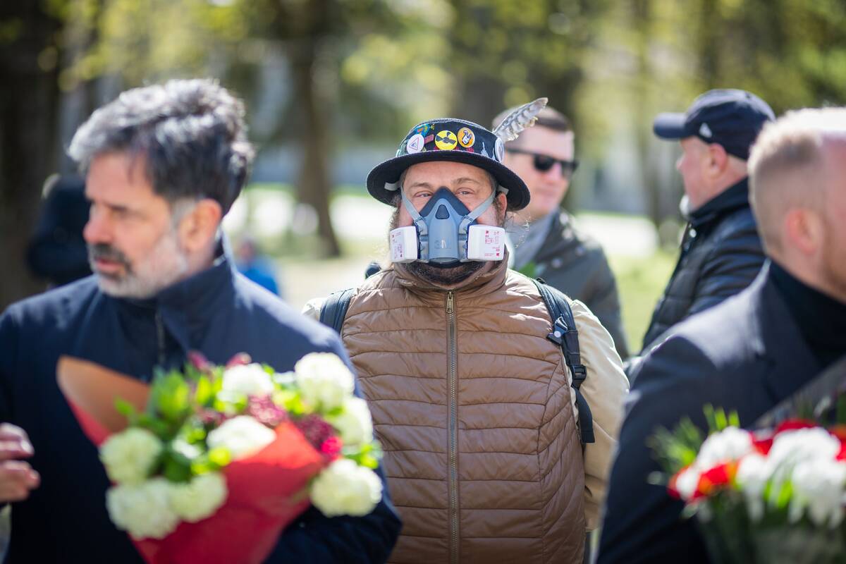 Gėlių padėjimo ceremonija prie Černobylio motinos paminklo
