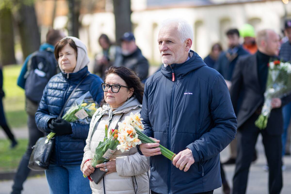 Gėlių padėjimo ceremonija prie Černobylio motinos paminklo