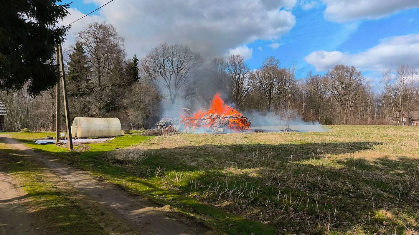 
<span>Nelaimė Kretingos rajone: liepsnų liežuviai visiškai suniokojo daržinę</span>
