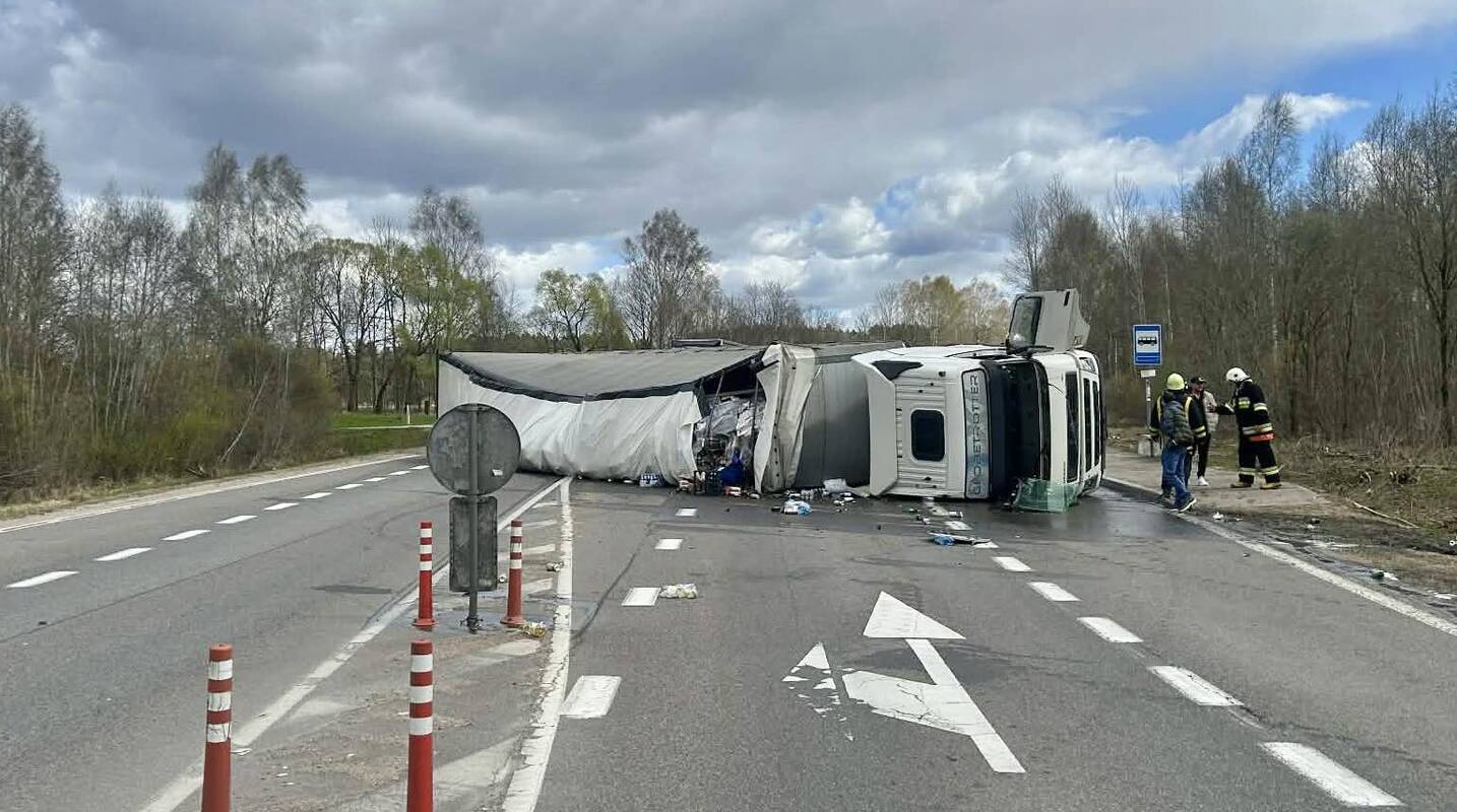 
<span>Nelaimė Anykščių rajone: kelyje – nuvirtęs sunkvežimis</span>
